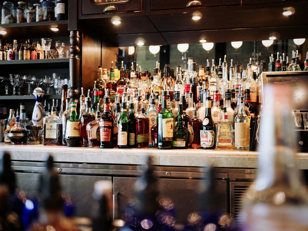 List of liquors and alcoholic drinks that every bar should offer